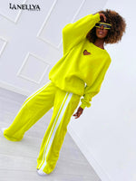 Miss City Damen Set in Neon Gelb mit Herz-Cut-Out Sweatshirt und Streifenhose