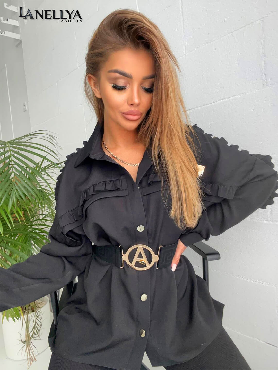 Agatha Damen Hemd als schwarze Longbluse mit Volants und Knopfleiste