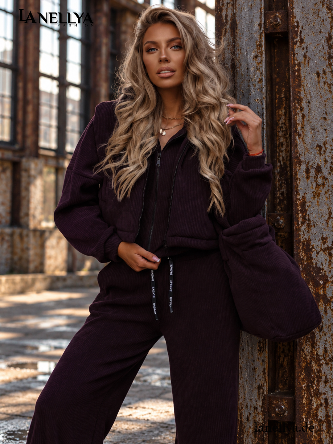 Basari Damen Komplett Set Holly Aubergine dreiteilig mit Sweatshirt, Weste und weiter Hose in gerippter Optik – Vorderansicht