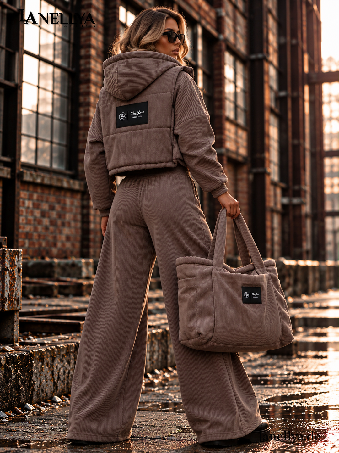 Basari Holly Damen Komplett Set in Taupe mit elastischem Hosenbund, gerippter Oberfläche und abgestimmter Stofftasche