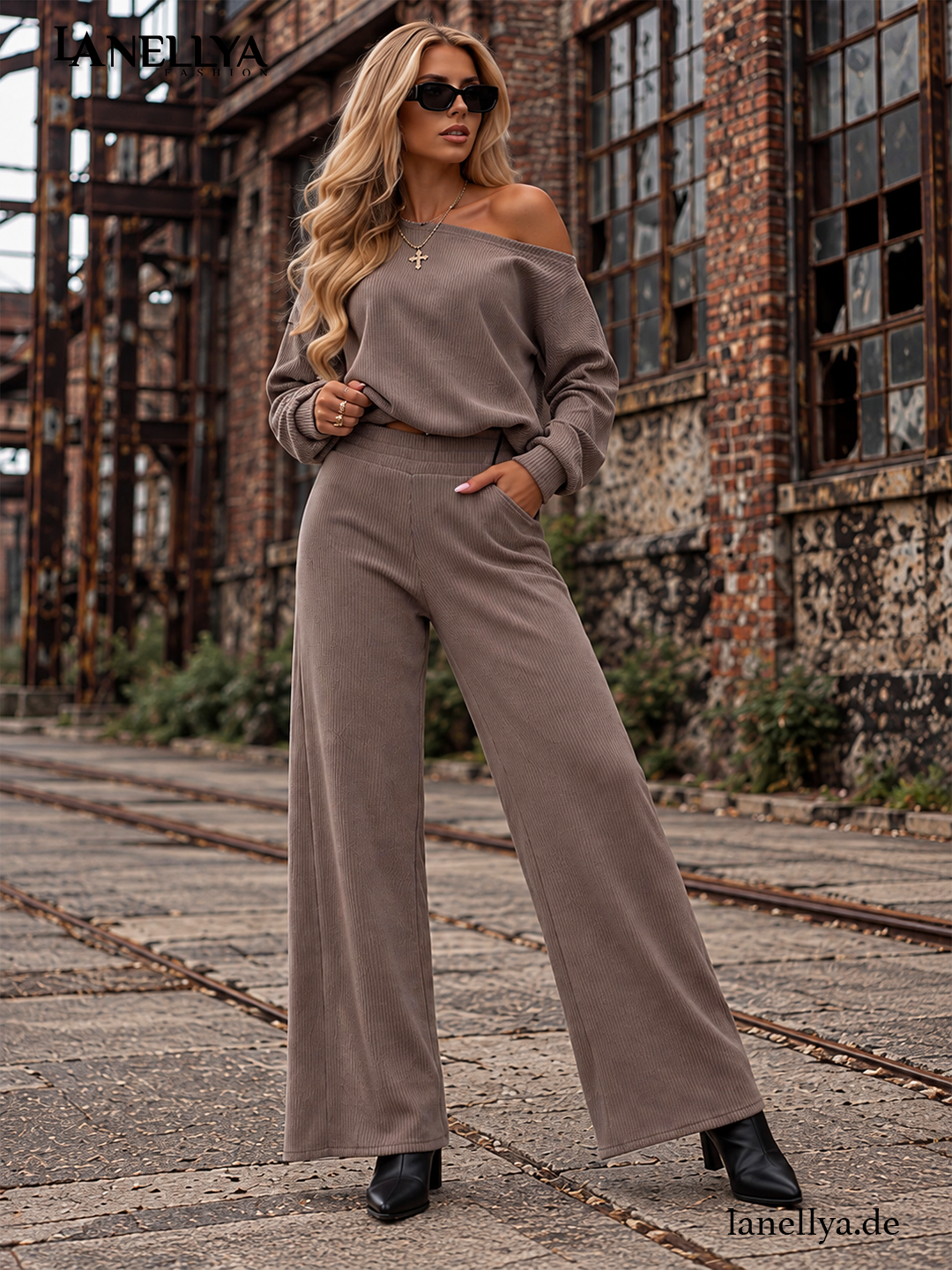 Basari LOE Damen Zweiteiler in Taupe Mocca mit breitem Ausschnitt, elastischem Bund und weiter Cordhose