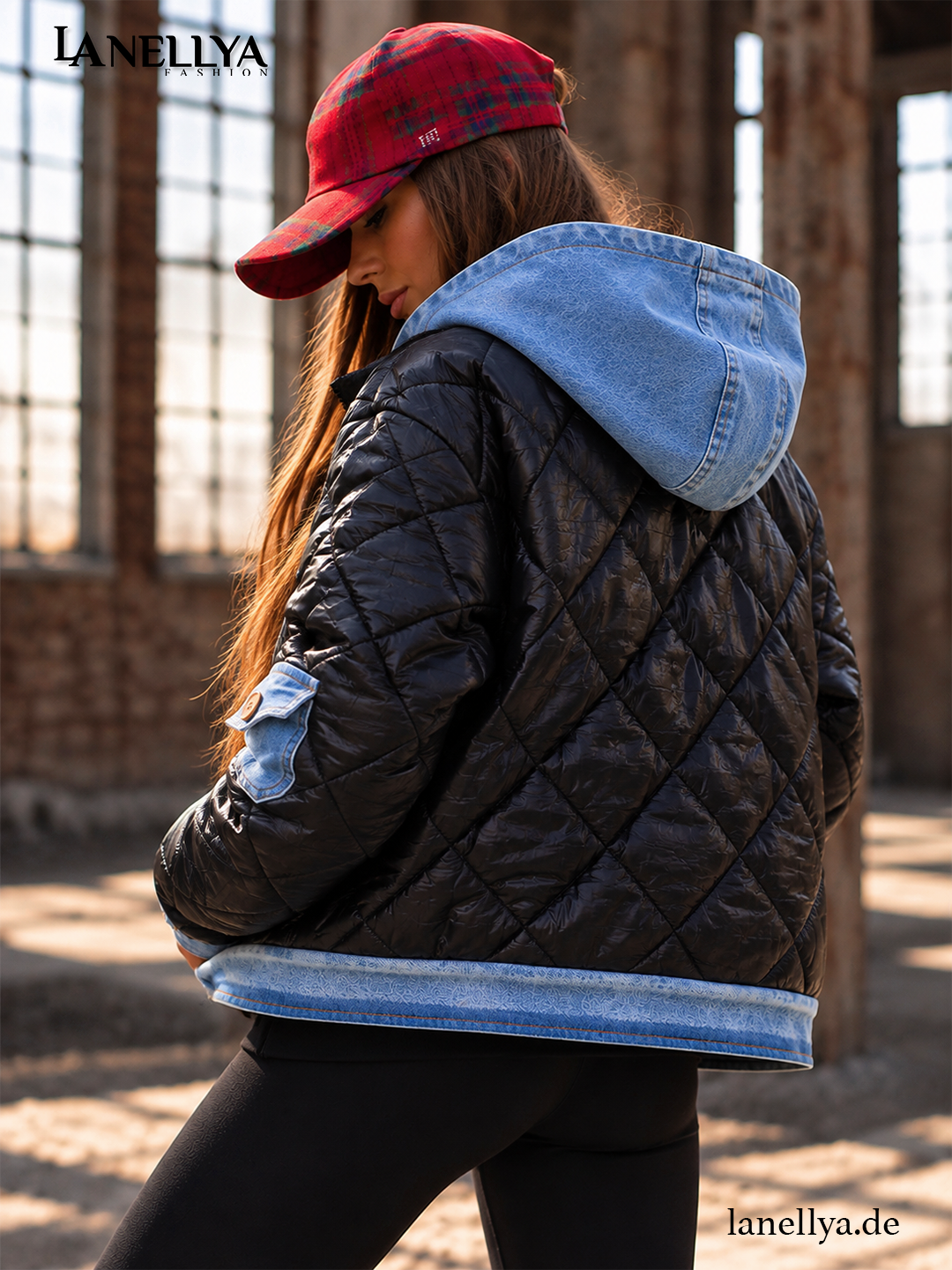 Bastet Damen Jacke Schwarz Denimblau mit Kapuze, Jeansbündchen und moderner Oversize-Optik