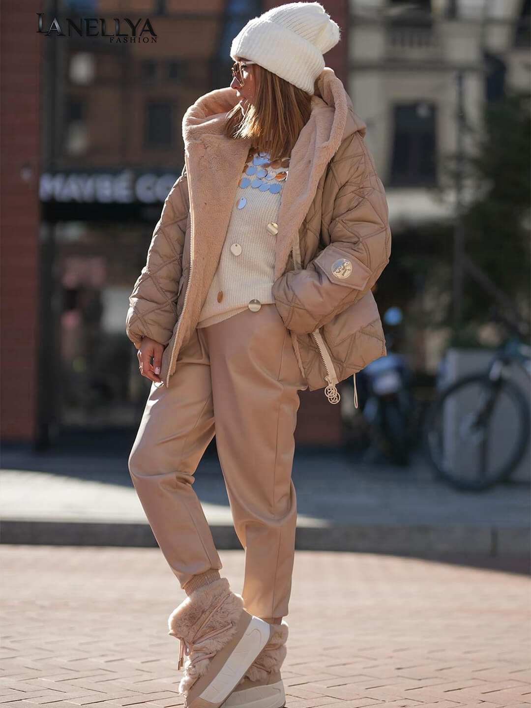 Bastet Damen Jacke mit Kapuze – Winterlook mit Mütze und Sonnenbrille