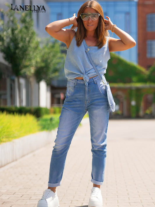 Bastet Damen Jeans Hose High Waist getragen mit blauem Top im Alltag