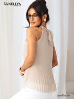 Beige ärmellose Damenbluse von Fashion House mit Plissee Struktur und Blumen Detail