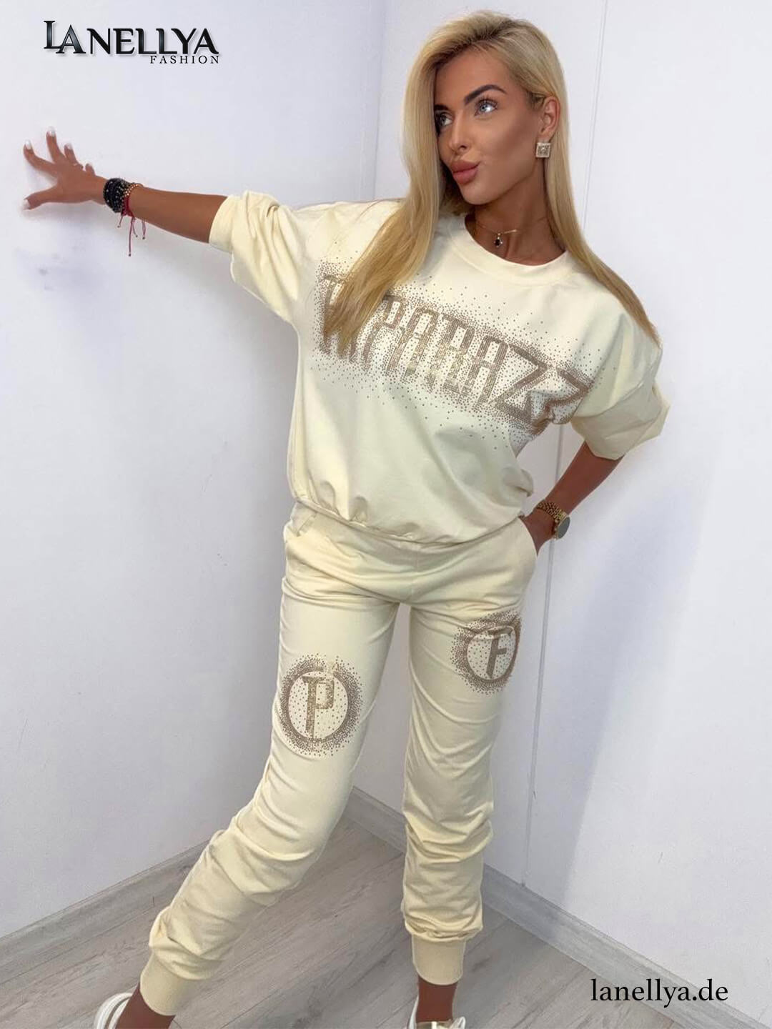 Beiger Zweiteiler für Damen von Paparazzi – Sweatshirt und Jogpants mit Glam Print