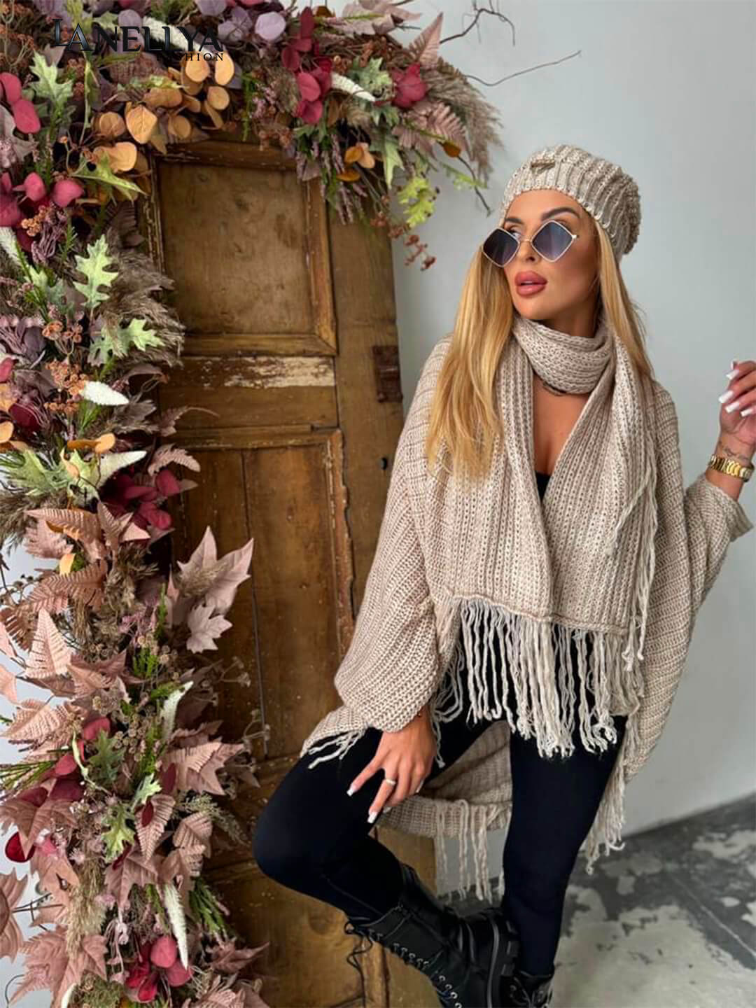 Beiges Strickset mit Mütze und Schal für Damen