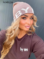 Braune Beanie mit Logo Schriftzug für Damen