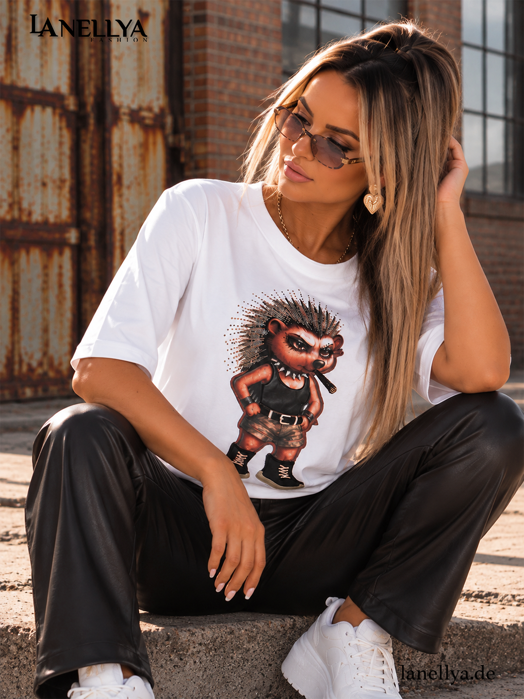 Cherry Black Damen Oversize Shirt Weiß mit rockowym Statement Print