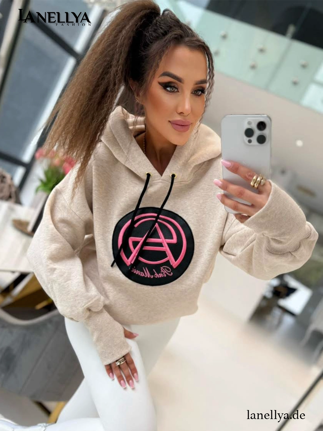 Damen Hoodie Beige mit Pink Mania Logo im Street style Look