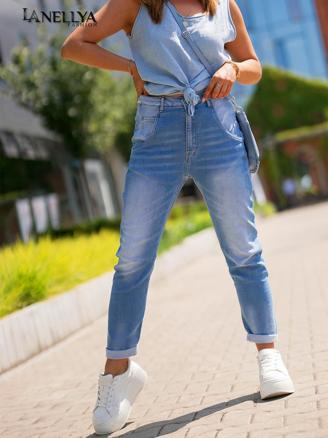 Damen High-Waist Jeans Bastet mit lässigem City-Look und Sneakern