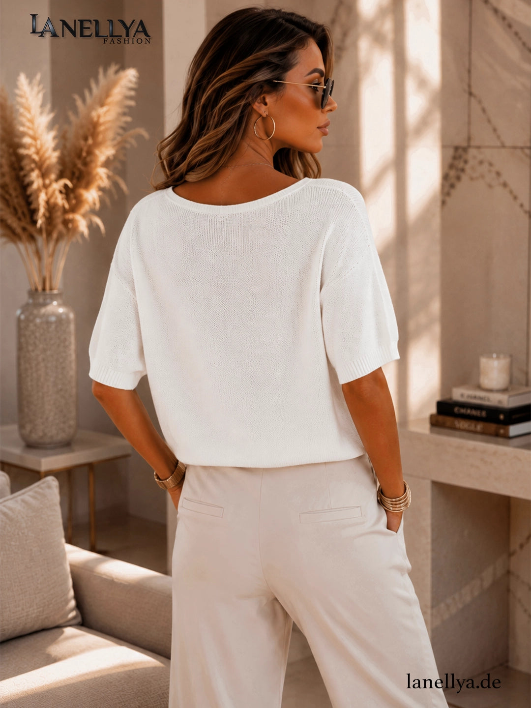 Damen Statement Bluse Weiß mit gold-beiger Applikation und V-Ausschnitt