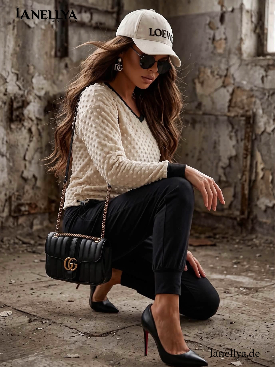 Damen Velours Set Laki mit cremefarbenem Bubble Sweatshirt und schwarzer Hose