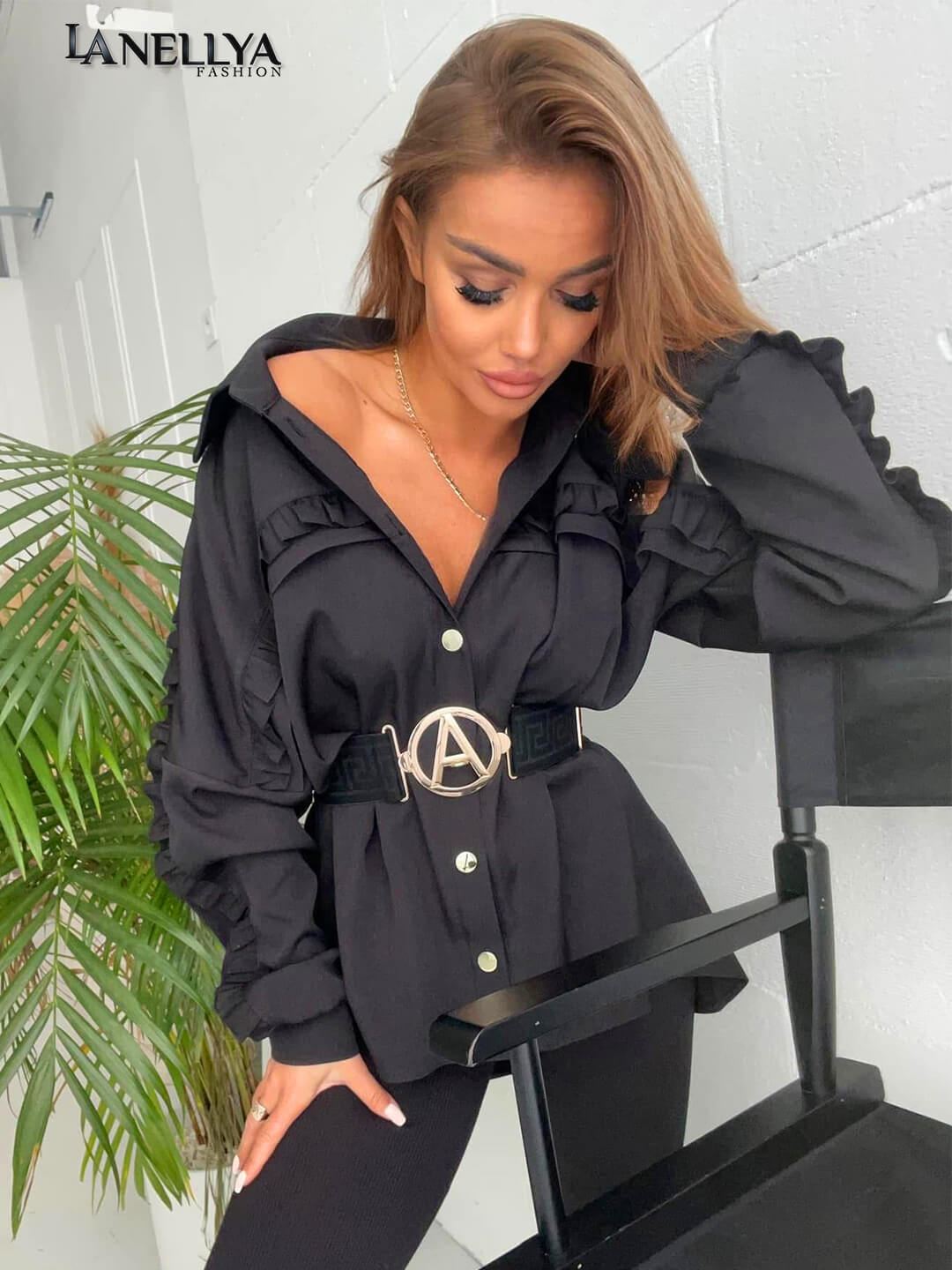 Elegante Damen Hemdbluse in Schwarz mit femininen Rüschen-Details