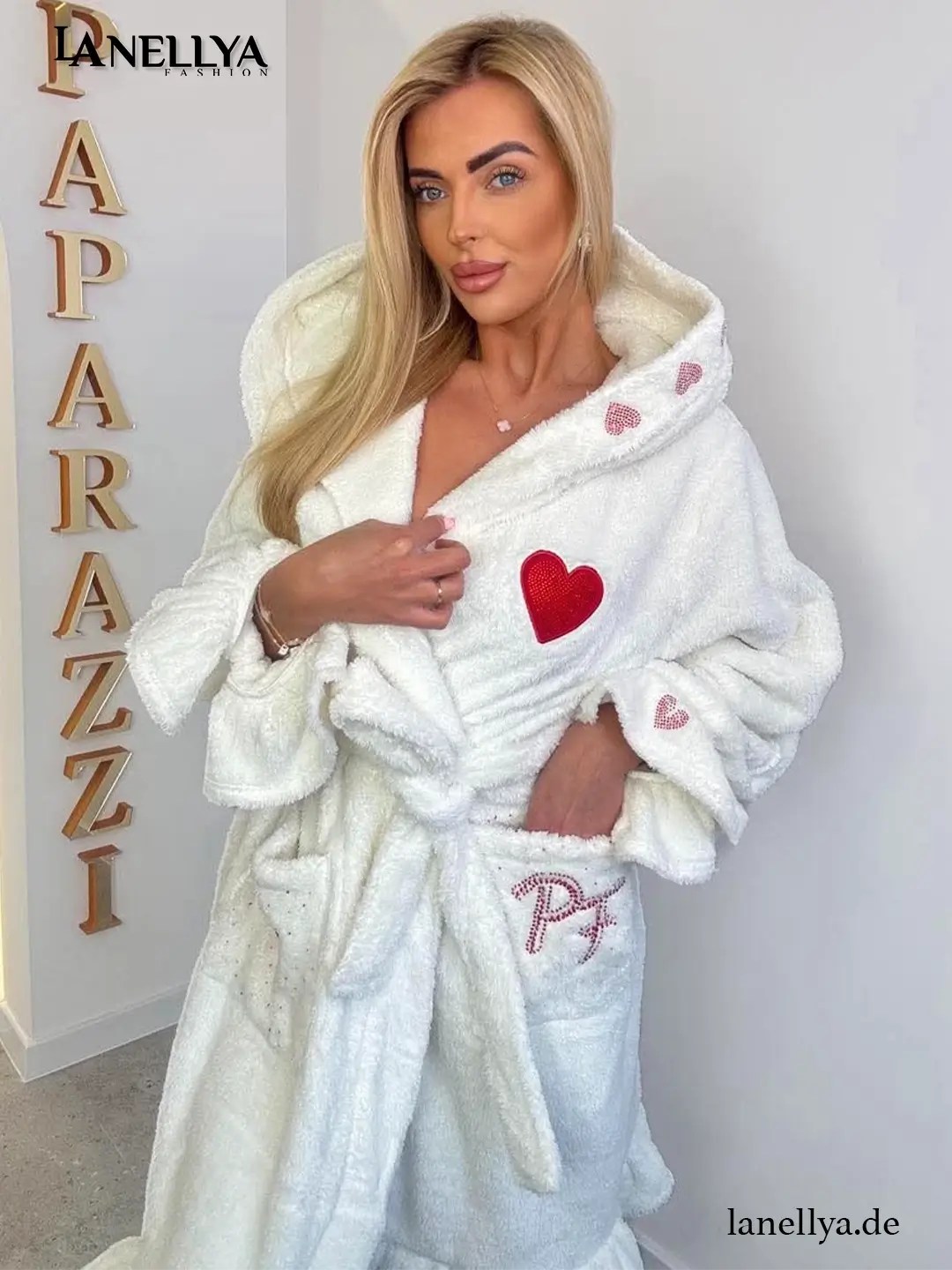 Eleganter Paparazzi Damen Bademantel mit Kapuze und femininen Herzdetails