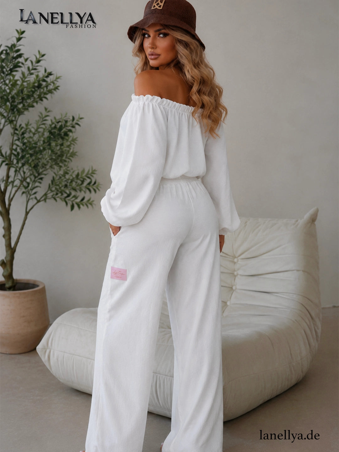 Eleganter Damen Zweiteiler Weiß mit lockerer Hose und Off Shoulder Shirt