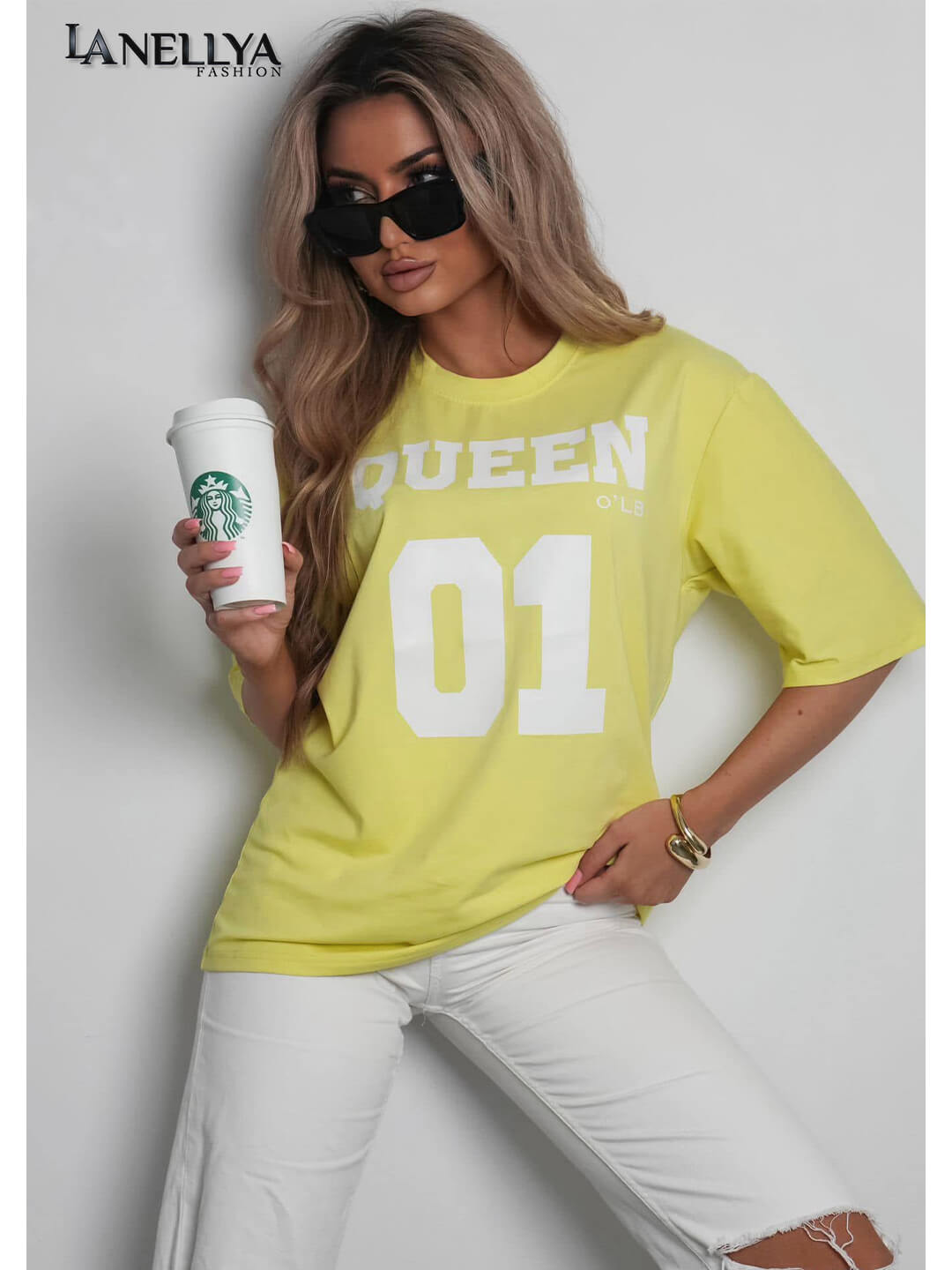 Gelbes Oversize T-Shirt für Damen von Ola Bianka mit Statement-Print „QUEEN 01“
