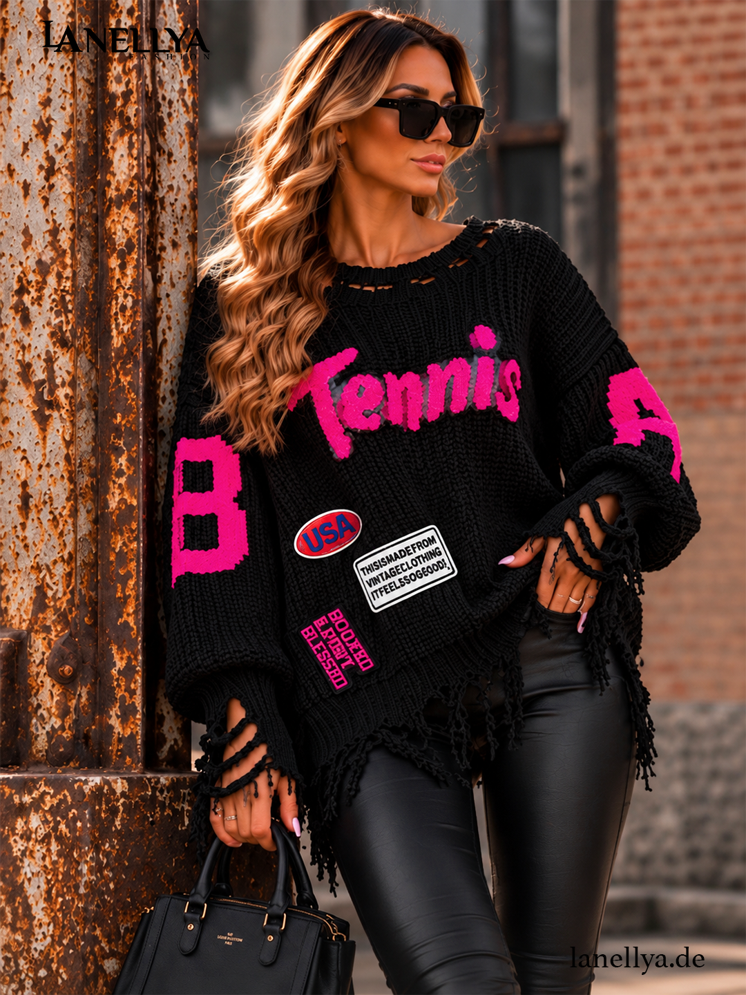 Gerber Fashion Damen Oversize Strickpullover Schwarz-Pink mit auffälligem Tennis Schriftzug, Destroyed Details und Fransen – Vorderansicht