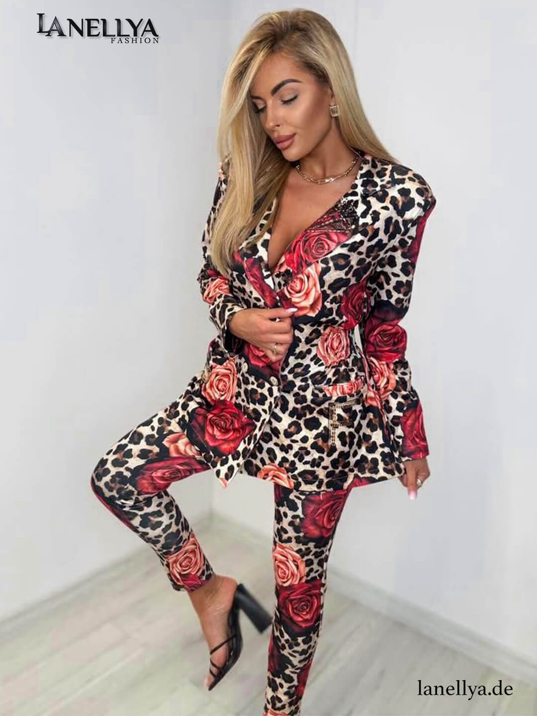 Glamour Zweiteiler für Damen von Paparazzi mit Leopardenmuster und roten Rosen