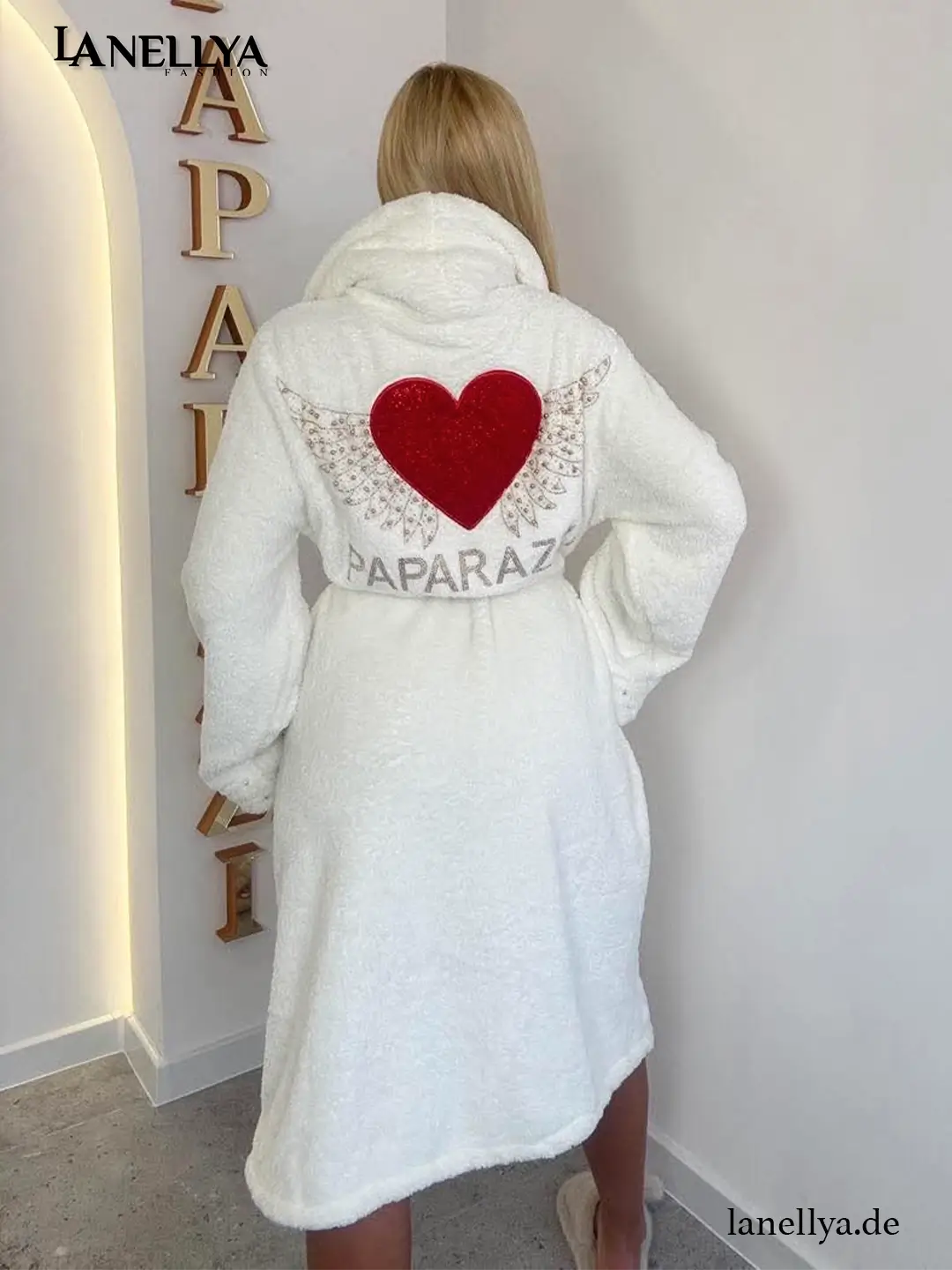 Kuscheliger weißer Paparazzi Bademantel für Damen – weich und bequem