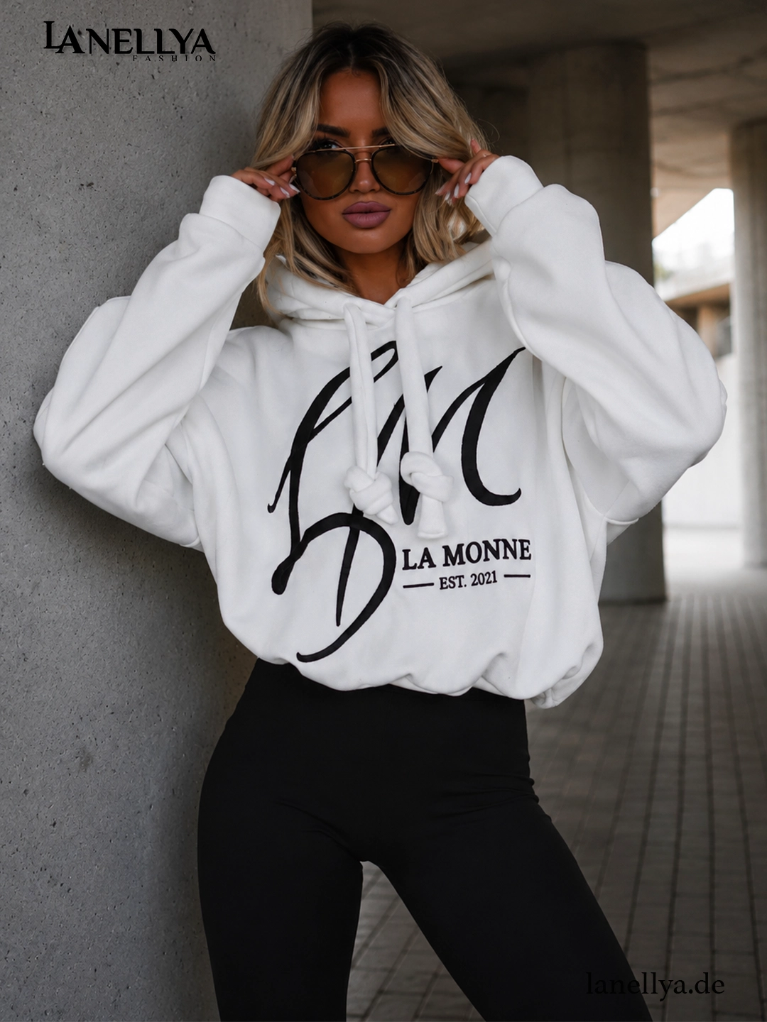 La Monne Damen Hoodie Weiß mit großem schwarzem Frontprint