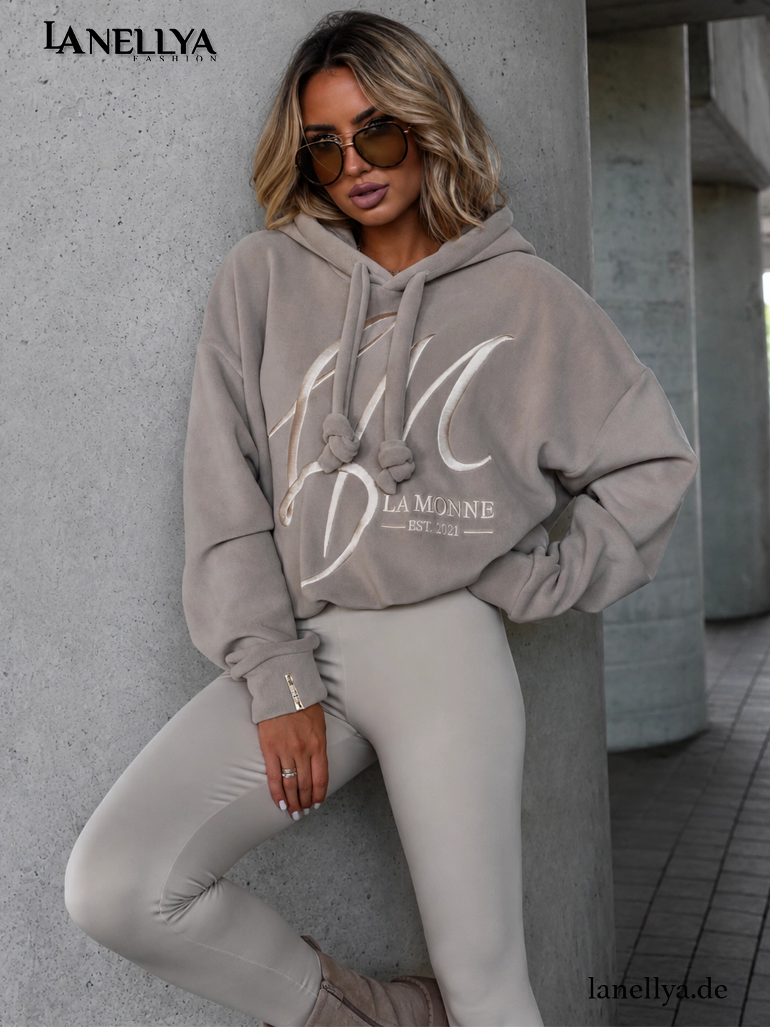 La Monne Damen Sweatshirt mit Kapuze in Beige mit hellem Logo Print