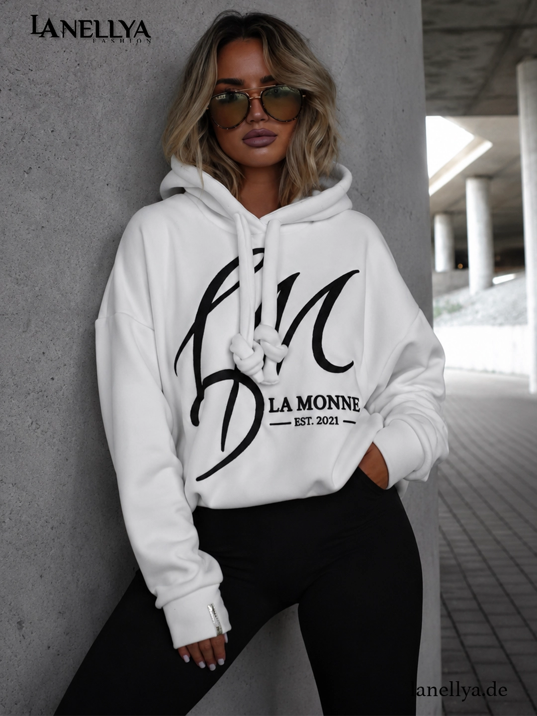 La Monne Damen Sweatshirt mit Kapuze in Weiß mit schwarzem Logo
