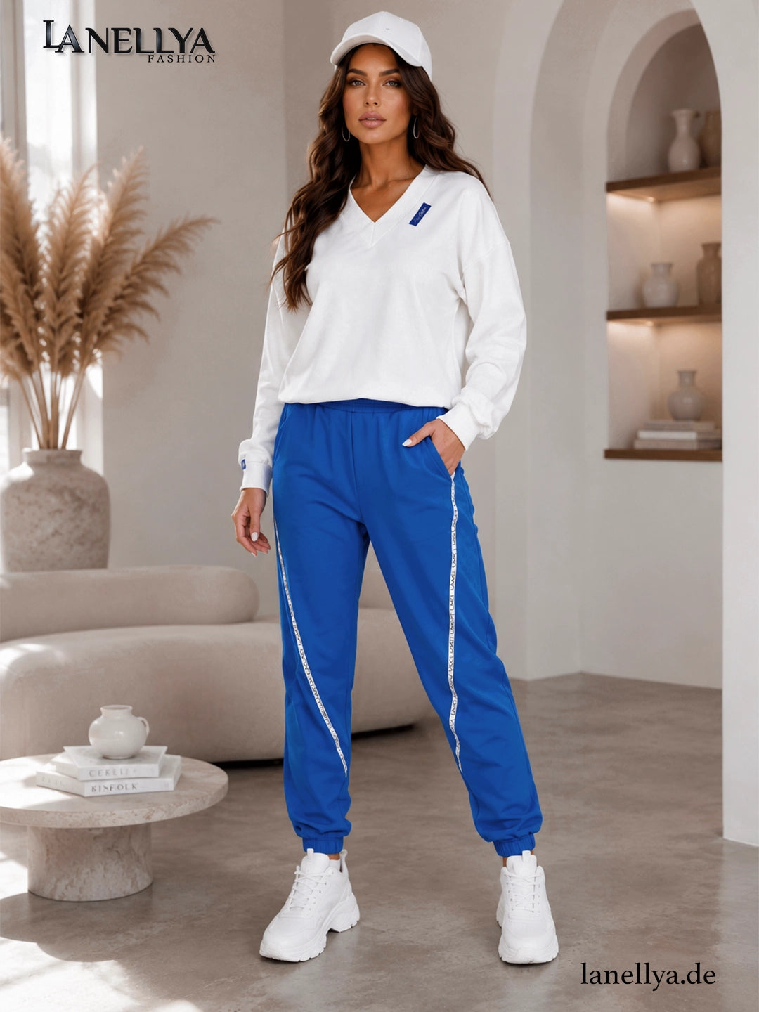 Laki Damen Set Weiß Blau mit elastischer Hose und sportlichen Seitendetails