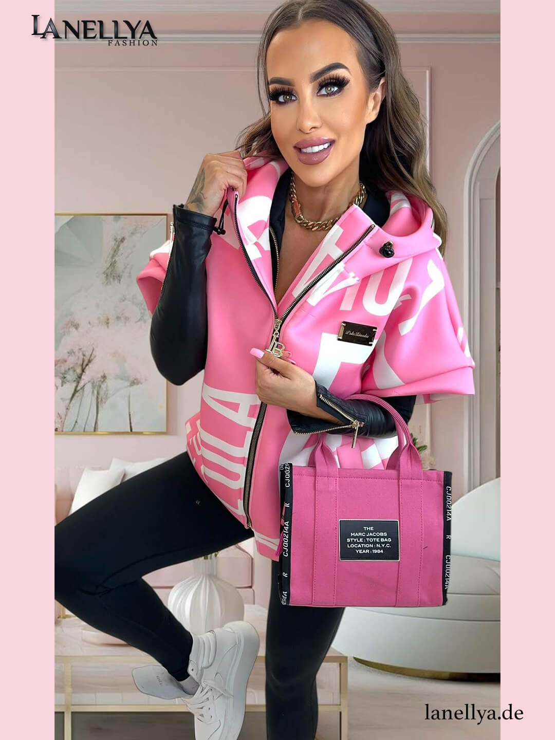 Lola Bianka Damen Weste in Pink mit Kapuze und großem weißen Statement-Print