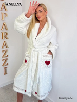 Luxus Wellness Bademantel Damen Weiß mit roten Herzen