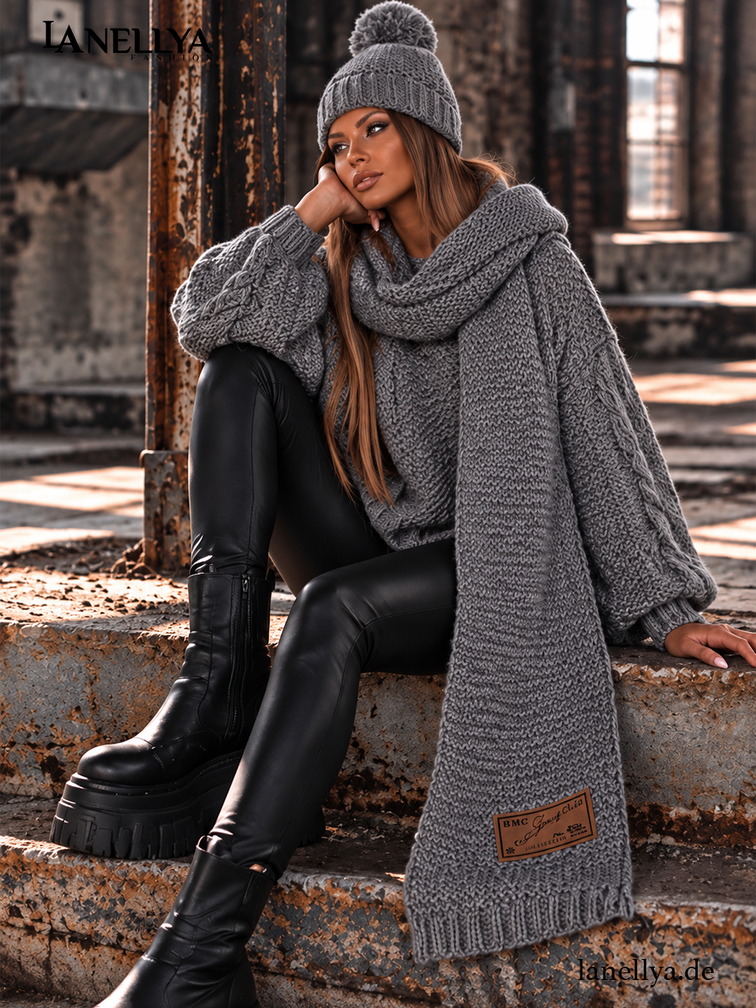 Miss City Damen Strickmütze Grau mit flauschigem Bommel und dekorativem Strickmuster