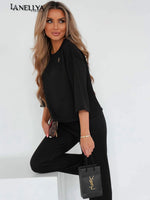 Model trägt La Blanche Komplett-Set in Schwarz mit modernem Halbarm-Shirt