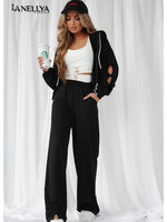 Model trägt La Monne Komplett-Set in Schwarz – Jacke mit Reißverschluss und Hose