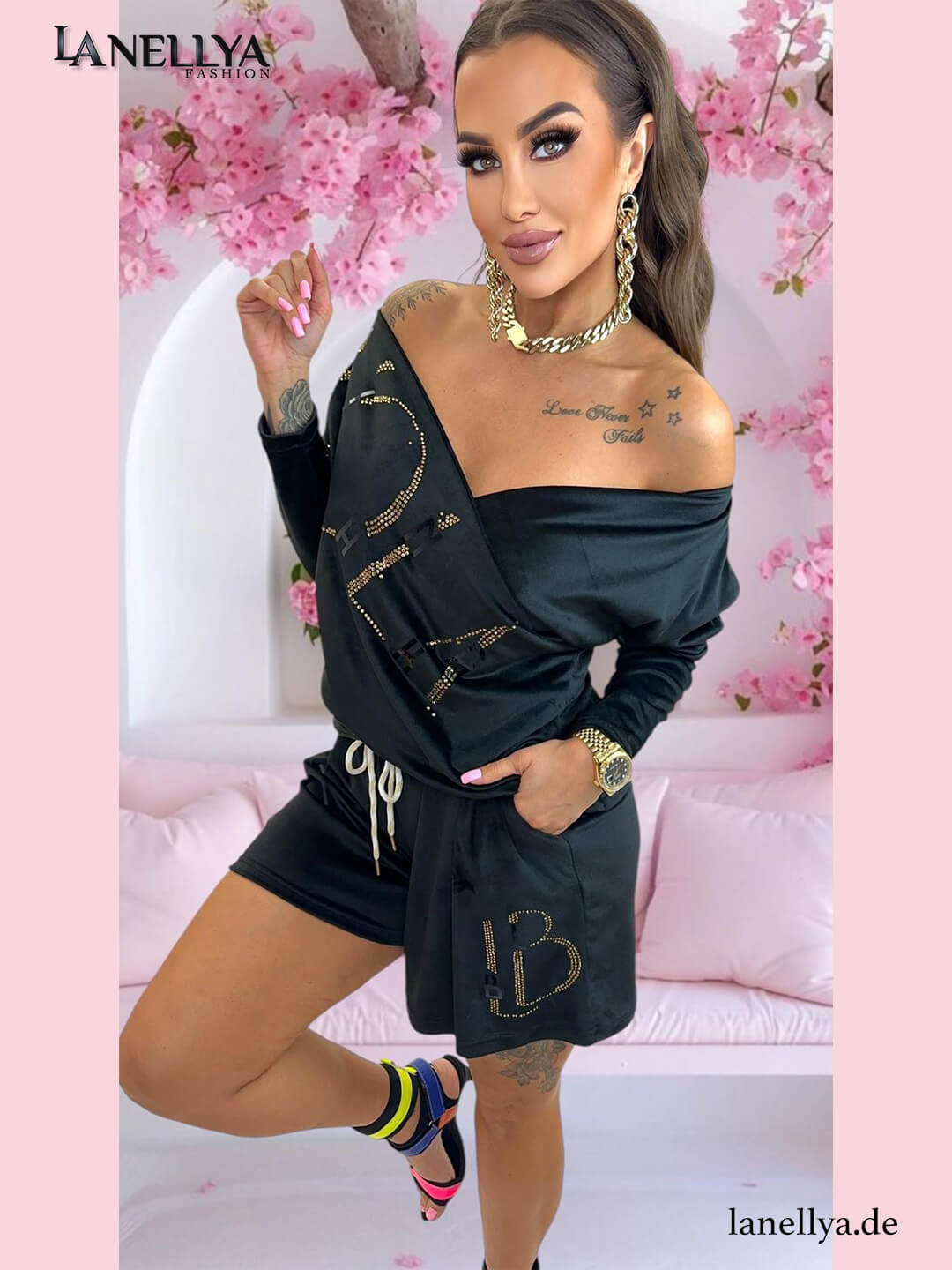 Model trägt Lola Bianka Komplett-Set schwarz – femininer Sommer Look mit Off-Shoulder