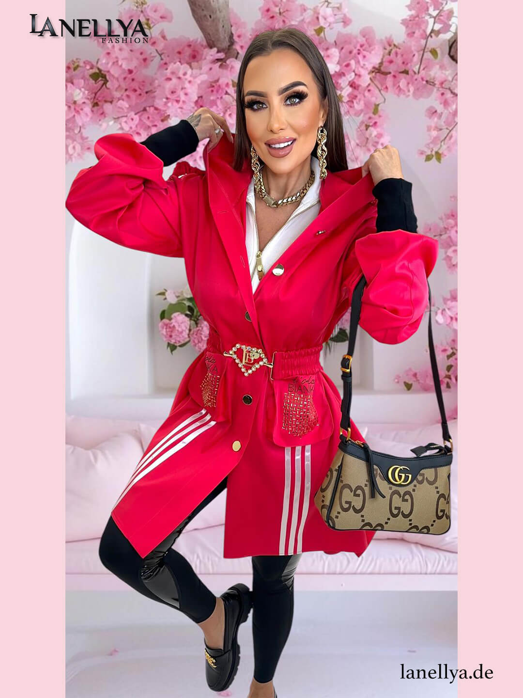 Model trägt Lola Bianka Mantel Pink kombiniert mit Leggings und Loafern