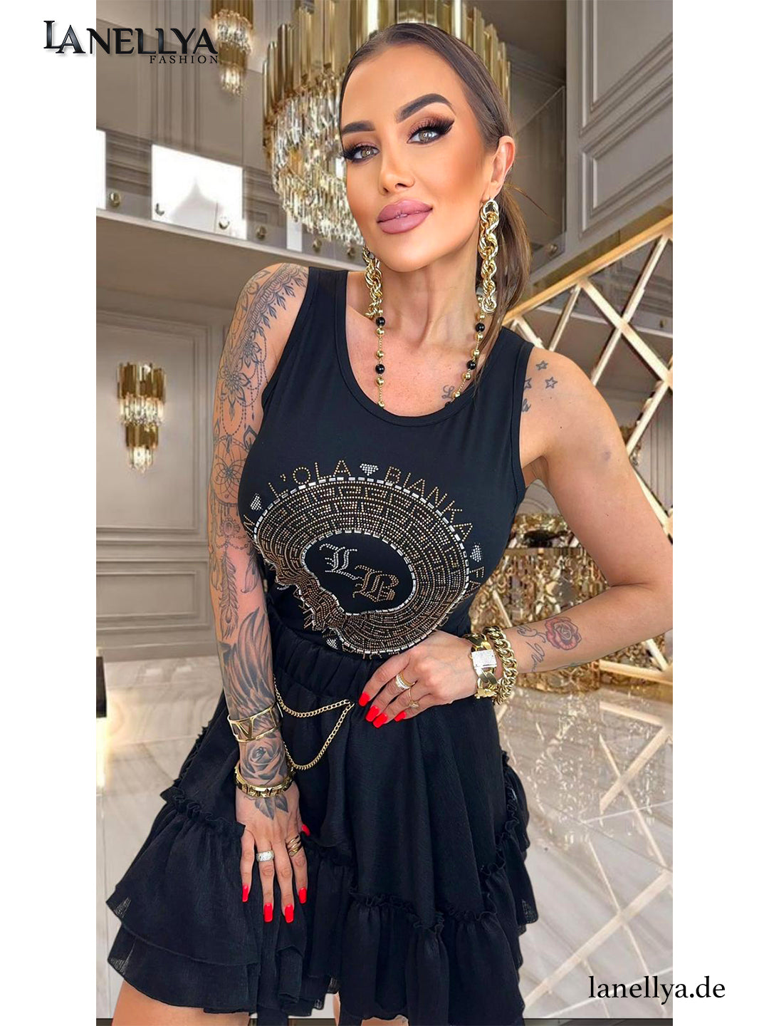Model trägt Lola Bianka Top mit funkelndem Logo Design