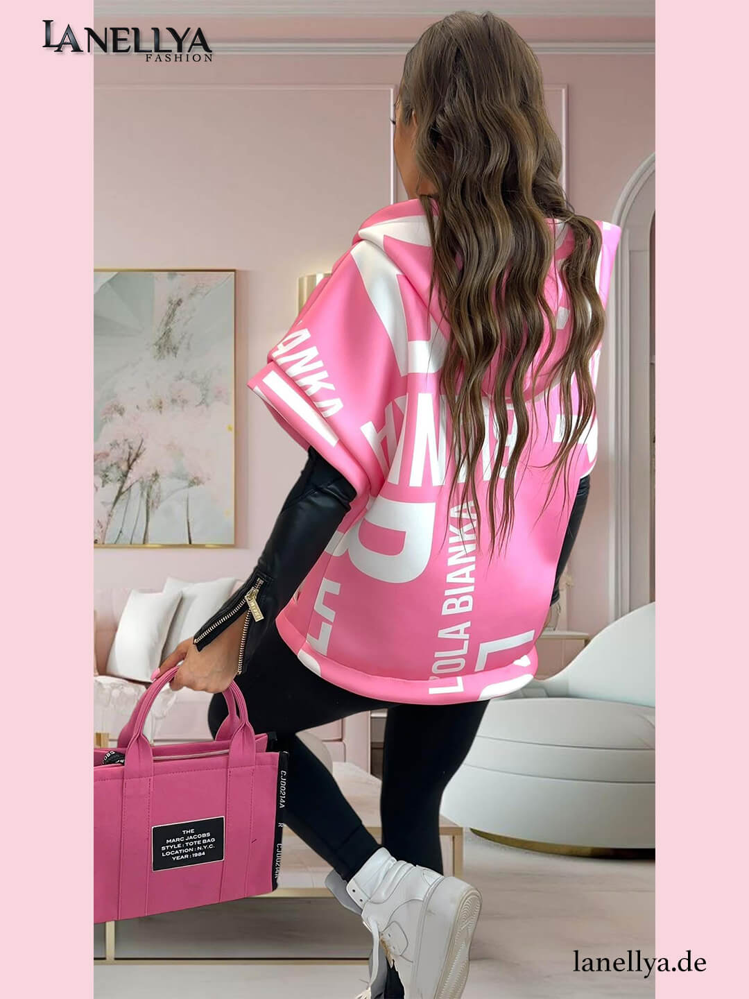 Model trägt Lola Bianka Weste Pink kombiniert mit schwarzem Outfit und Sneakers