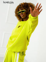 Model trägt Miss City Komplett-Set in Neon Gelb – Streetstyle Outfit mit Cut-Out