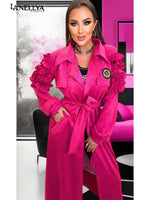 Model trägt Ola Bianka Mantel in Fuchsia mit Rüschenärmeln – Fashion Look