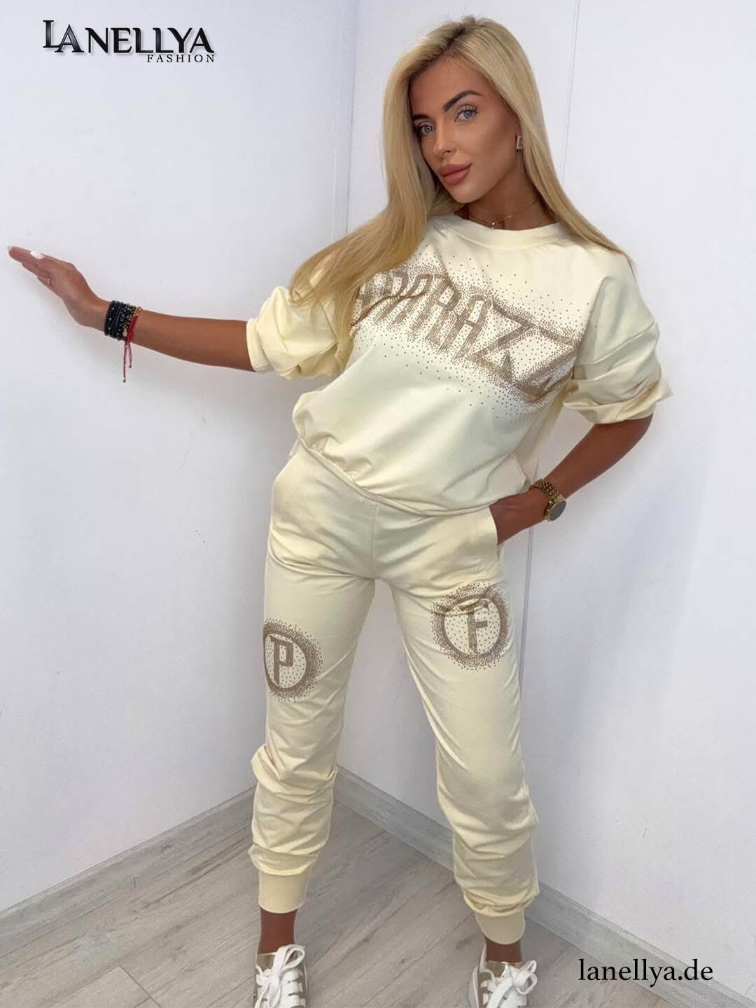 Model trägt Paparazzi Komplett-Set Beige kombiniert mit Sneakers im Casual Look