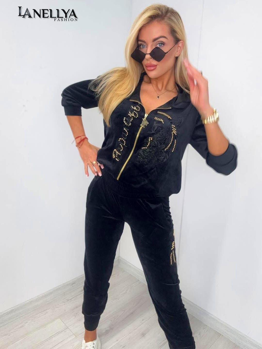 Model trägt Paparazzi Komplett-Set: Jacke mit Zipper und passende Hose in Schwarz