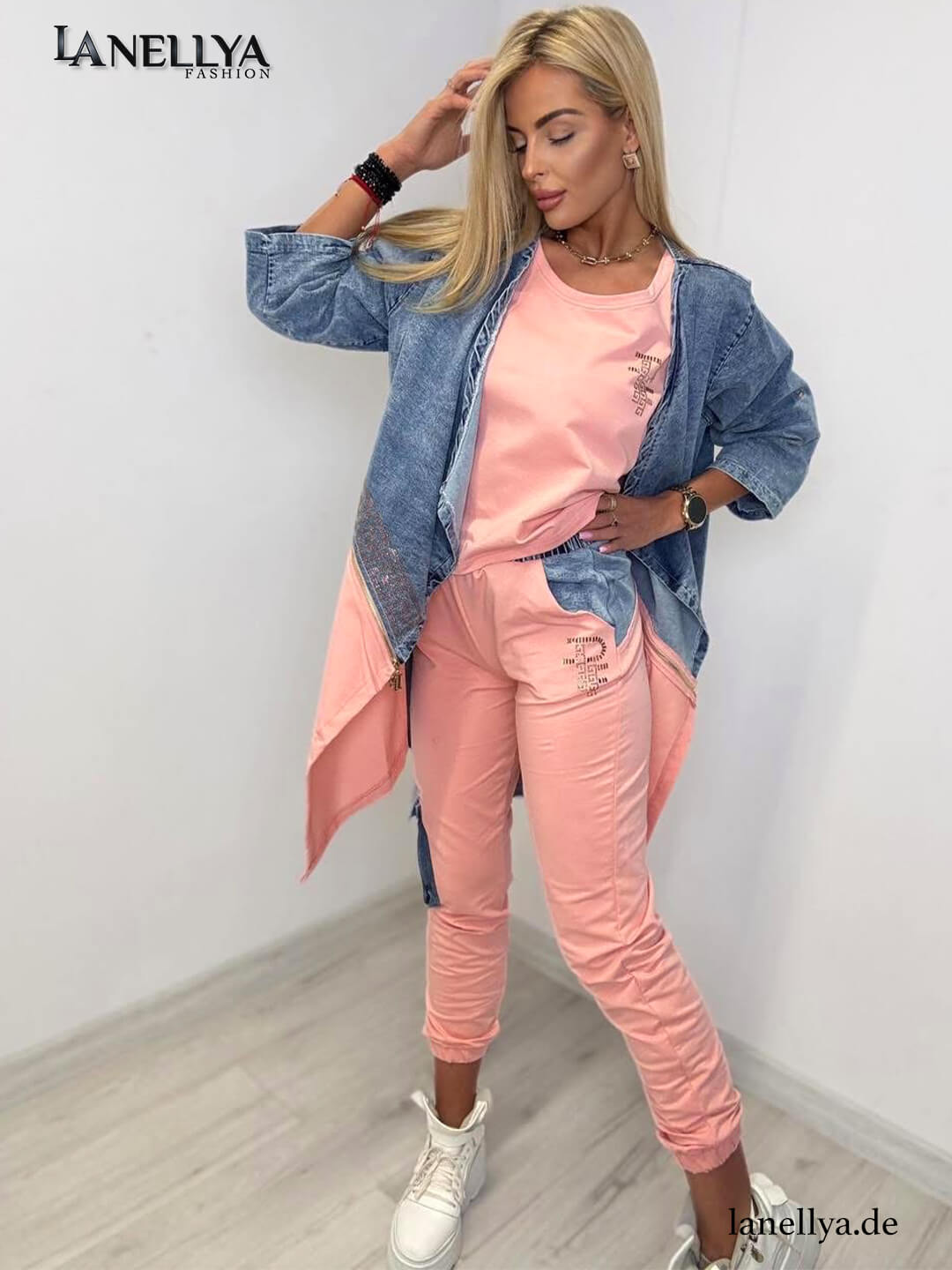 Model trägt Paparazzi Outfit: rosa Set kombiniert mit stylischer Jeansjacke