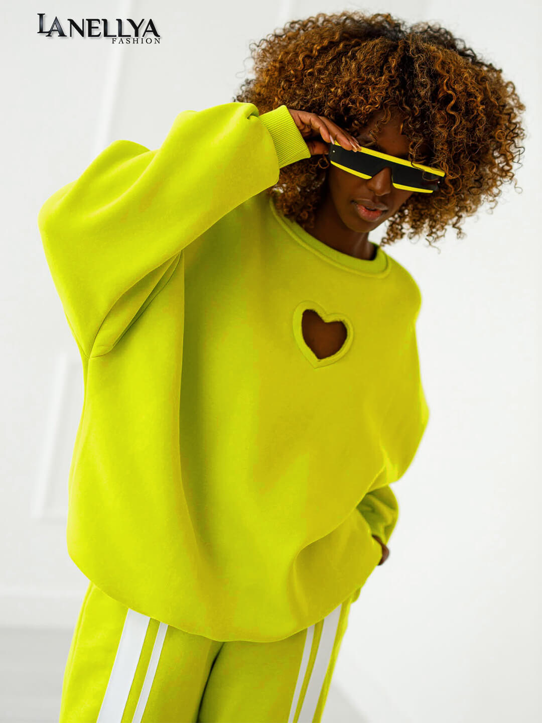 Neon gelbes Damen Set mit Herz Cut Out und Streifenhose