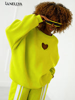 Neon gelbes Damen Set mit Herz Cut Out und Streifenhose