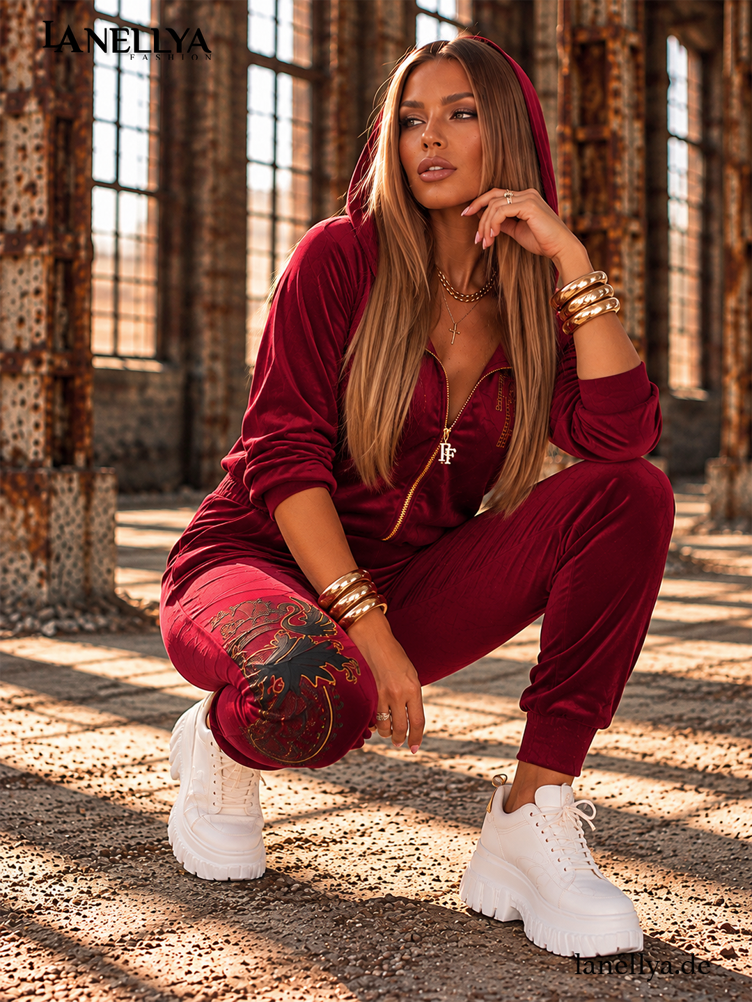 Paparazzi Damen Jogginghose Bordeaux mit elastischem Bund, Seitentaschen und auffälligem Beinmotiv