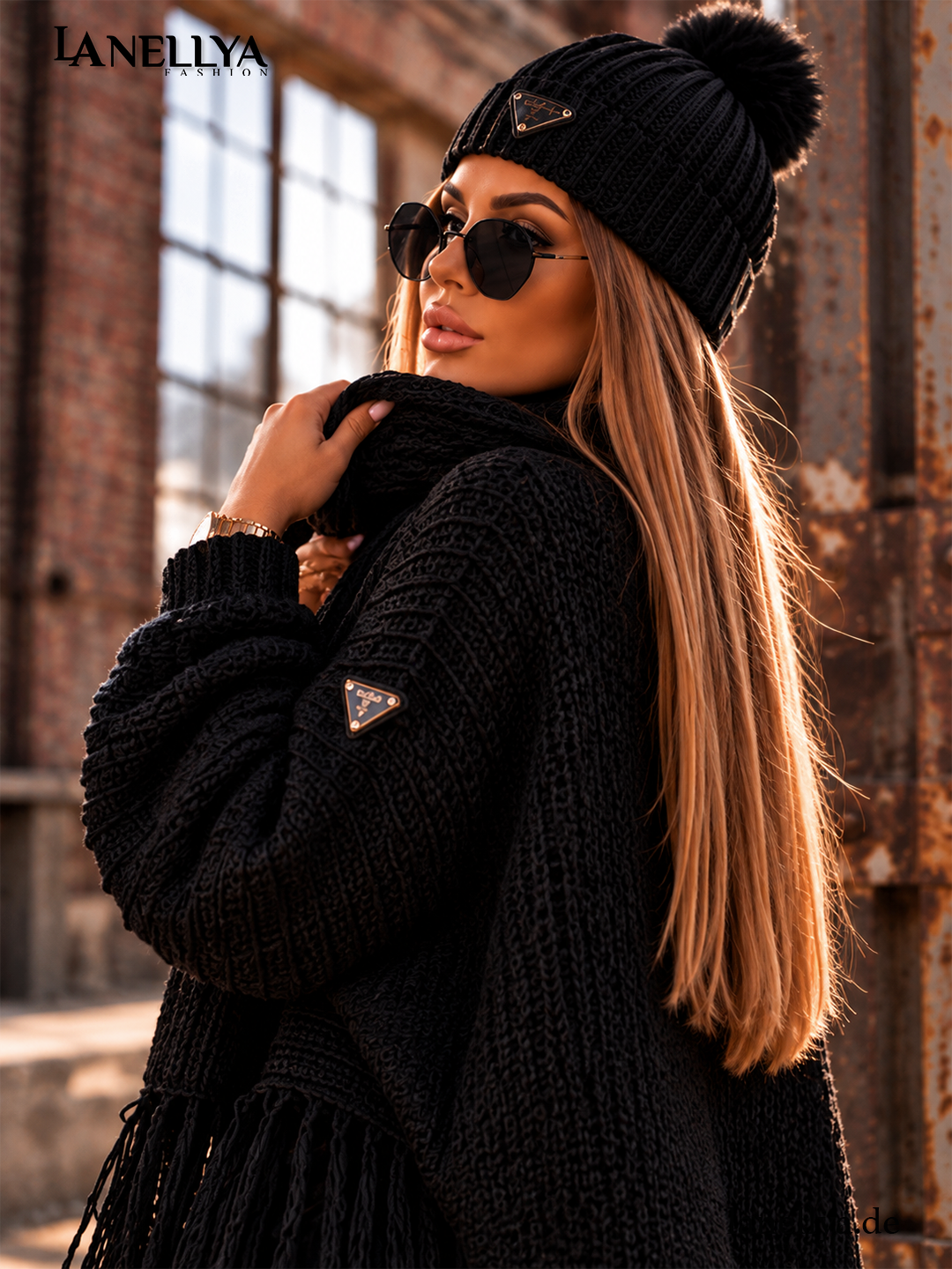 Paparazzi Damen Oversize Strickpullover Schwarz mit grober Strickstruktur, weiten Ärmeln und dekorativen Fransen – Seitenansicht