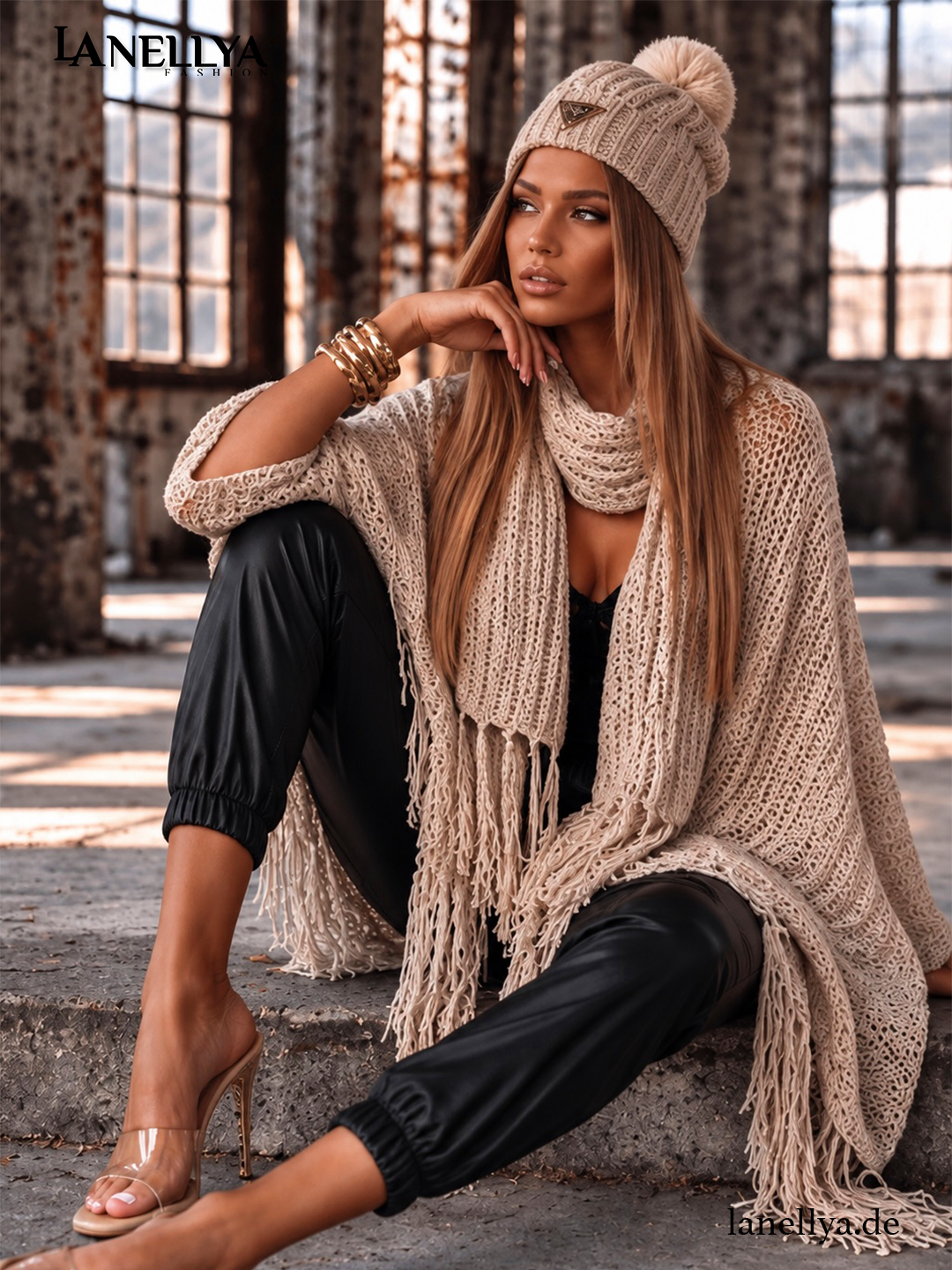 Paparazzi Damen Strickset Beige mit Bommelmütze und Fransenschal