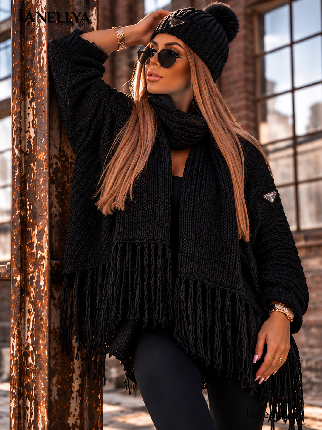 Paparazzi Damen Strickset Schwarz mit Oversize Strickpullover, langem Fransenschal und schwarzer Bommelmütze – Vorderansicht