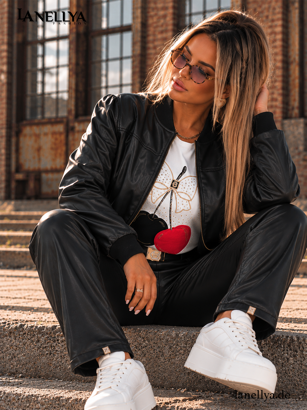 Schwarze Cherry Black Damen Kunstlederjacke mit Rippbündchen