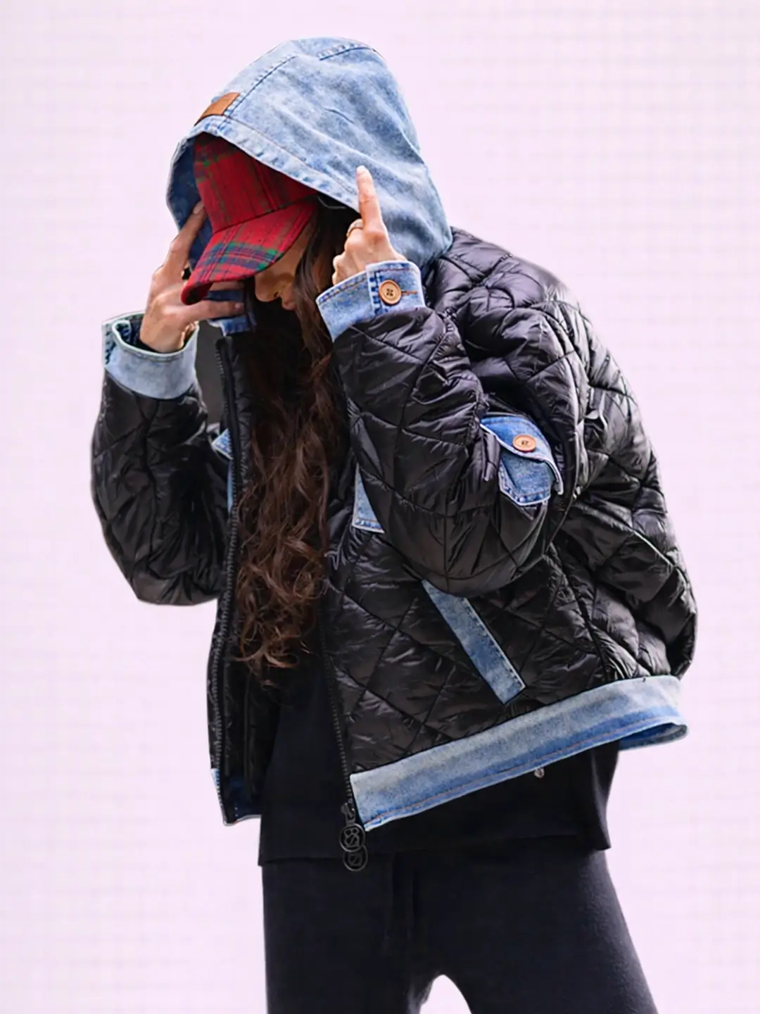 Schwarze Damen Steppjacke mit Kapuze und Denim Taschen Bastet